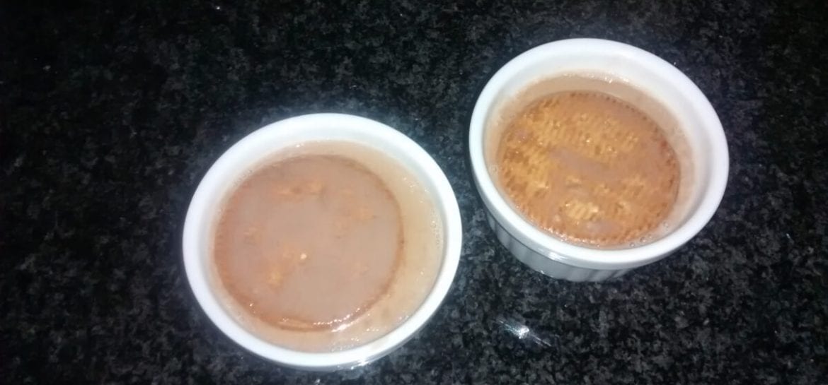 Panna cotta de cacao con galletas