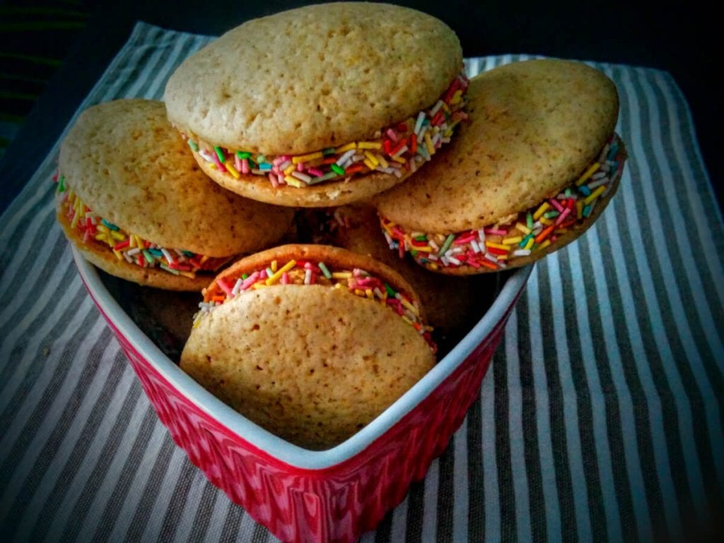 Whoopie pies de vainilla y crema de cacahuete