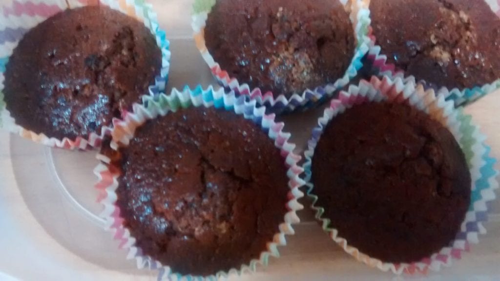 Magdalenas de chocolate con chips de chocolate blanco