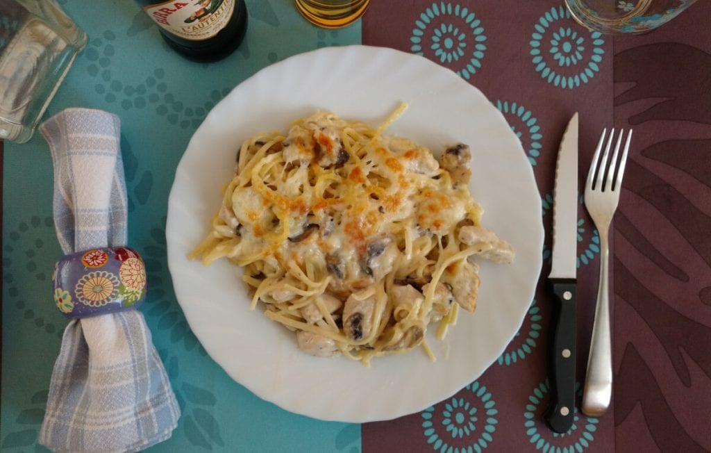 Tallarines con pollo y champiñones