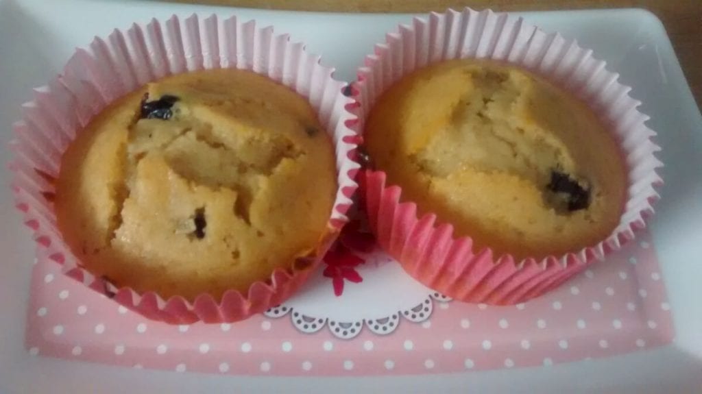 Muffins de chocolate blanco con arándanos