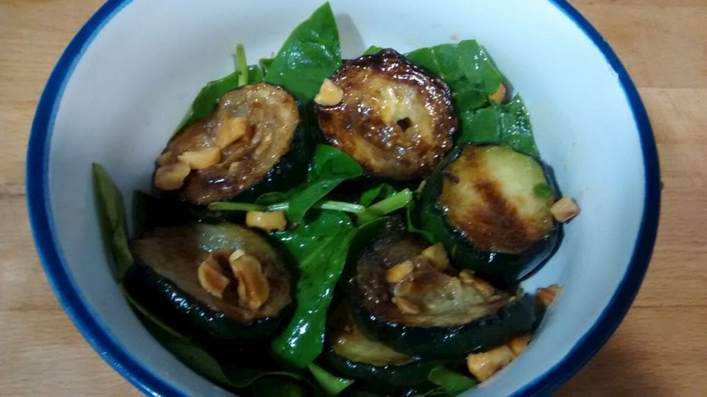 Ensalada de calabacín, espinacas y avellanas