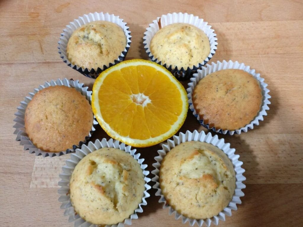 Magdalenas de naranja con semillas de amapola