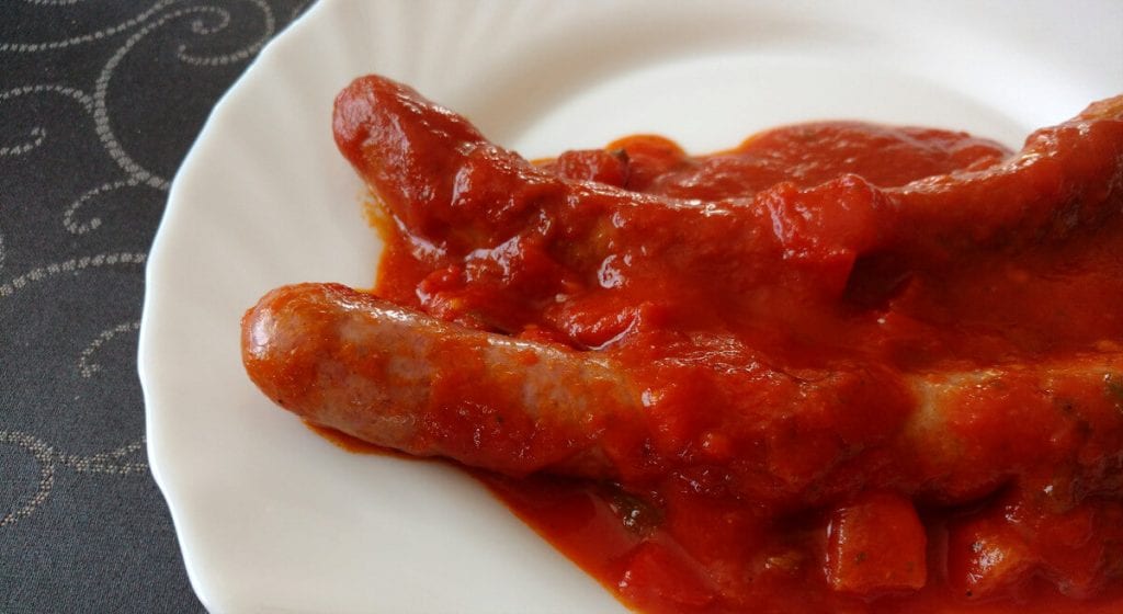 Salchichas con tomate