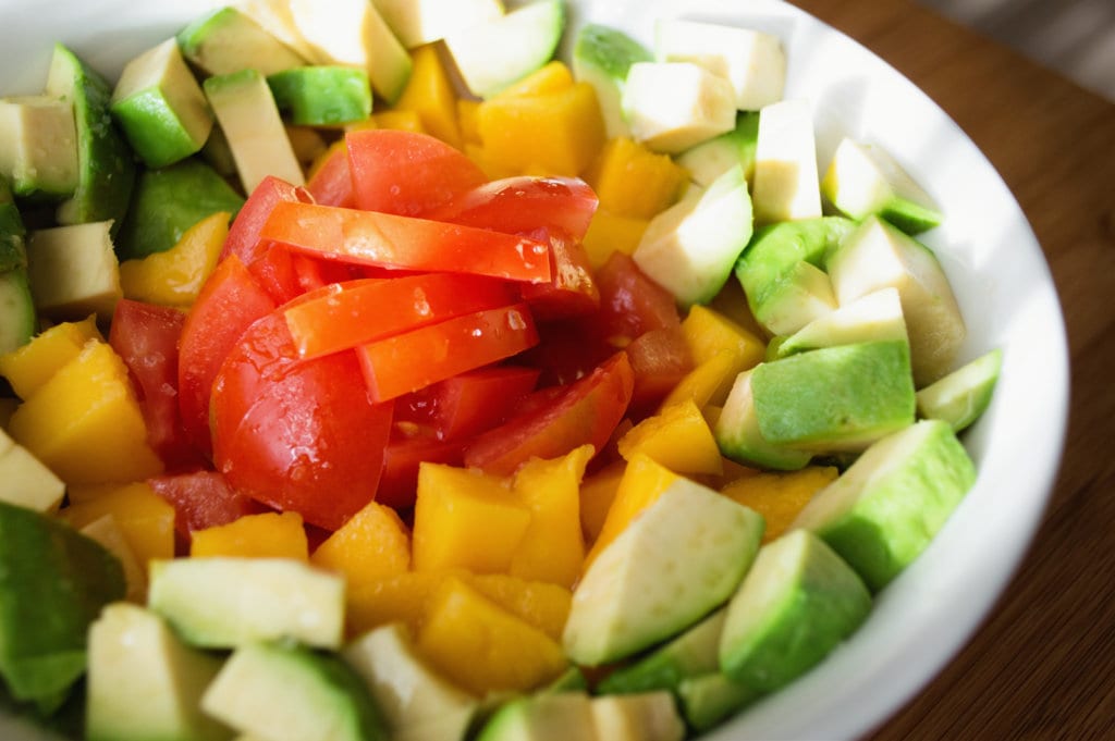 Ensalada de mango, aguacate y tomate