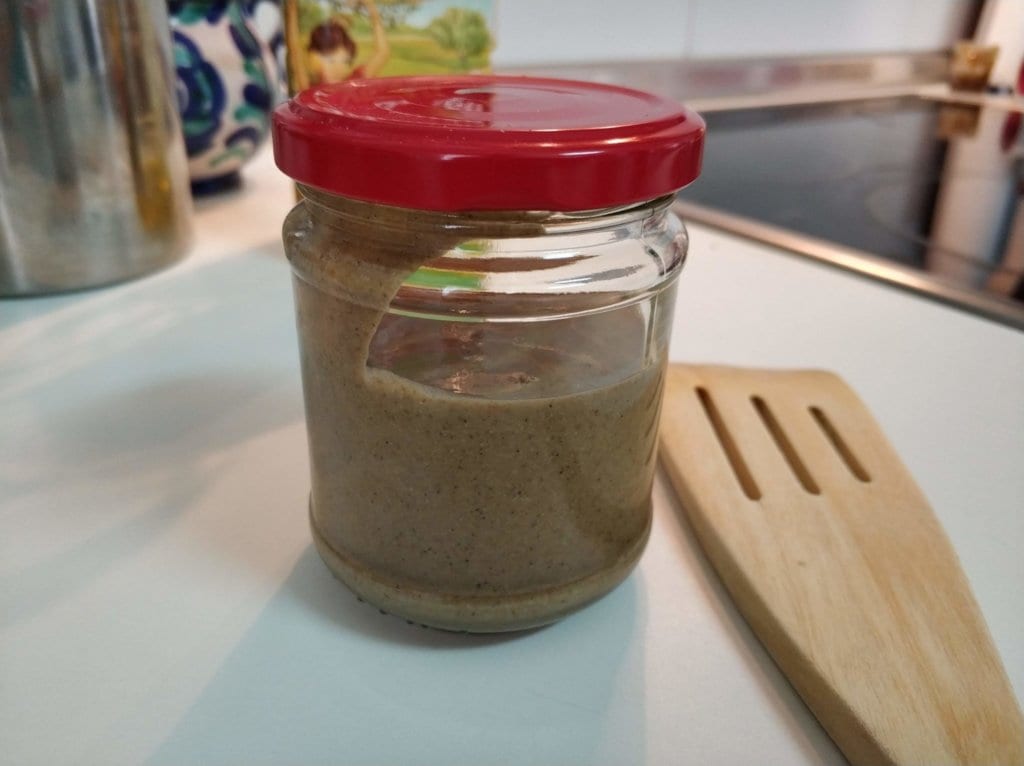 bote de tahini, ingrediente para la receta de hummus