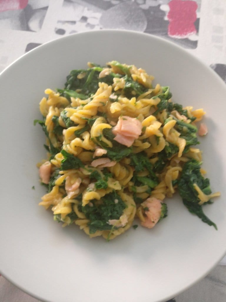 Pasta de lentejas con espinacas y salmón