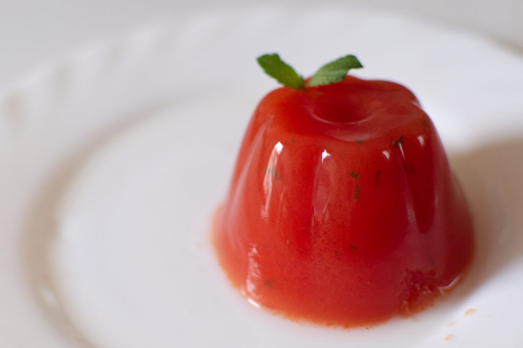 Gelatina de sandía vegana con un toque de hierbabuena