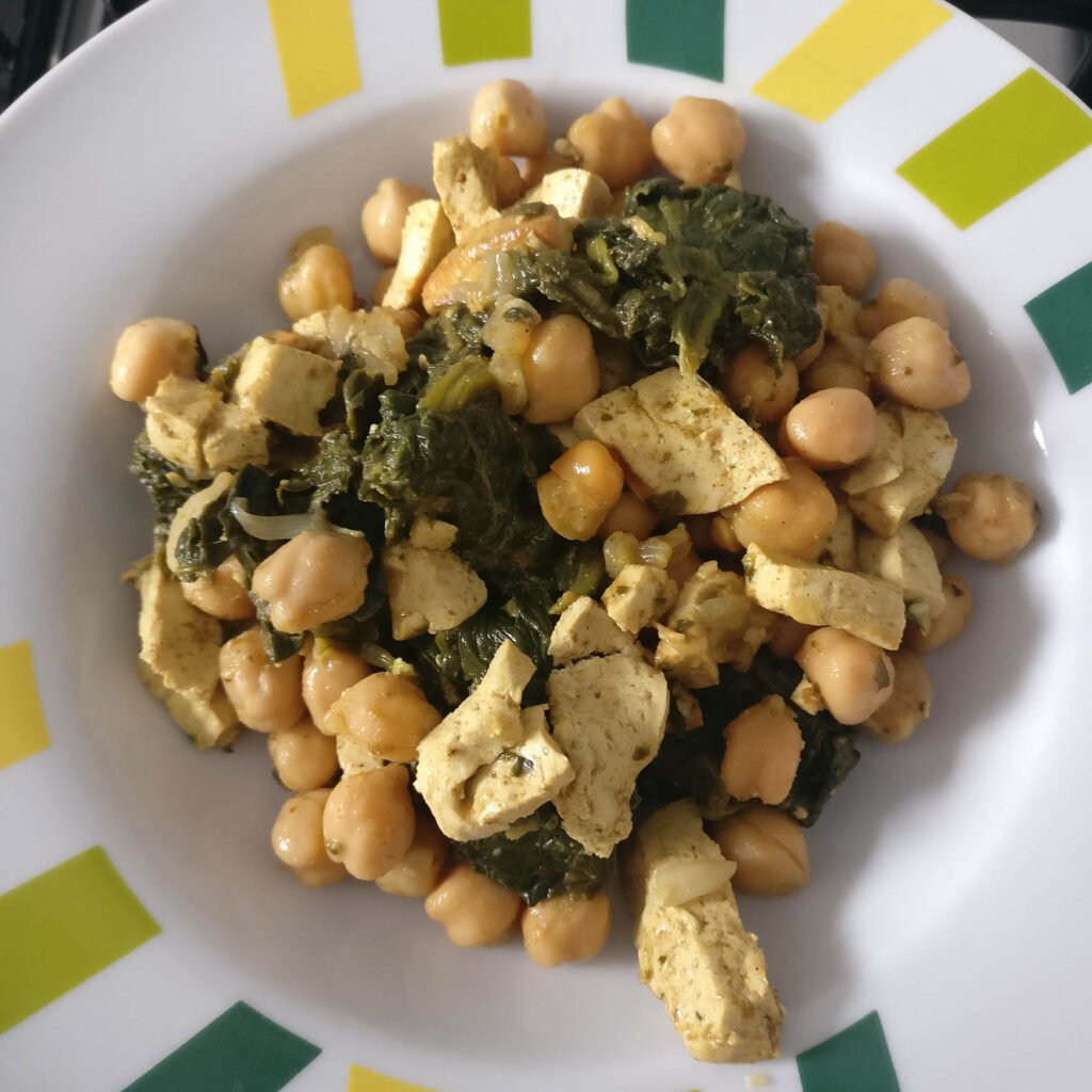 Garbanzos al curry con espinacas y tofu