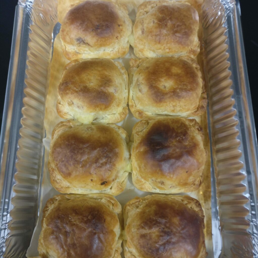 Hojaldres con bechamel de merluza y gambas