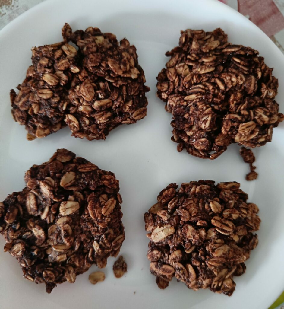Galletas de avena, avellanas y chocolate al microondas