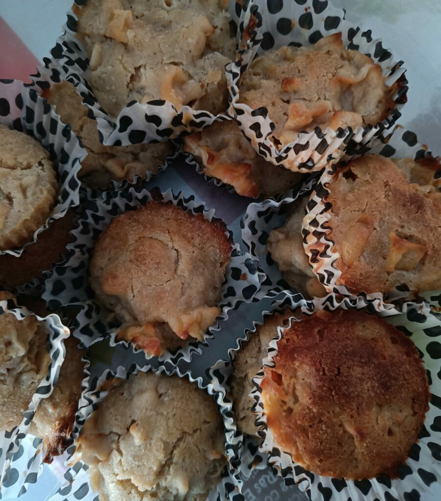 Magdalenas de manzana y avellanas