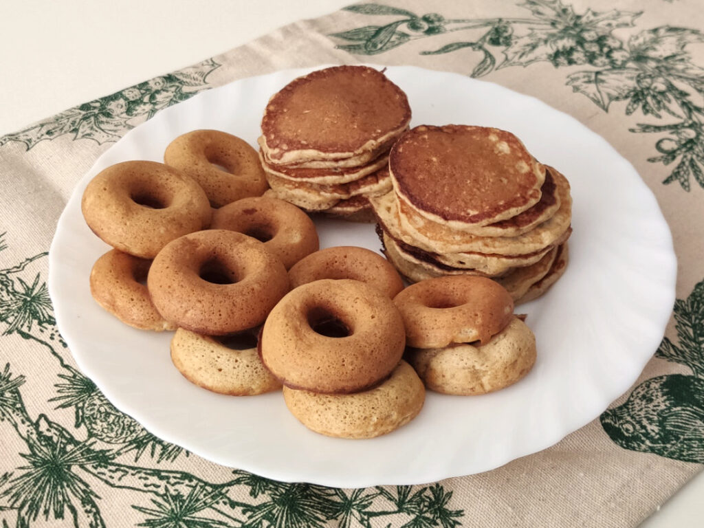 Pancakes esponjosos e intentos de mini donuts.