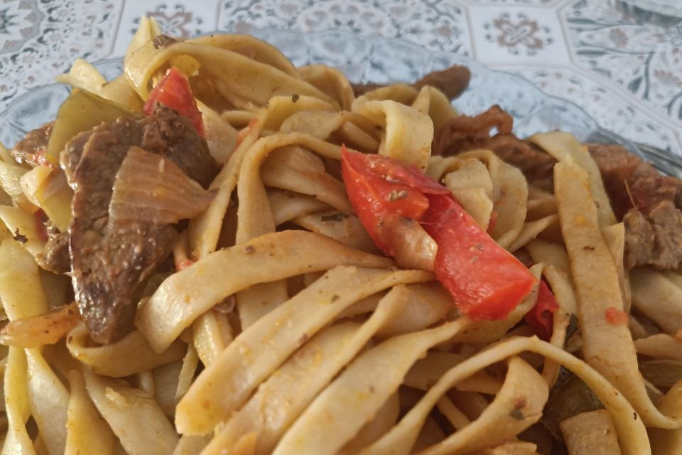 Tallarines saltados (receta peruana)